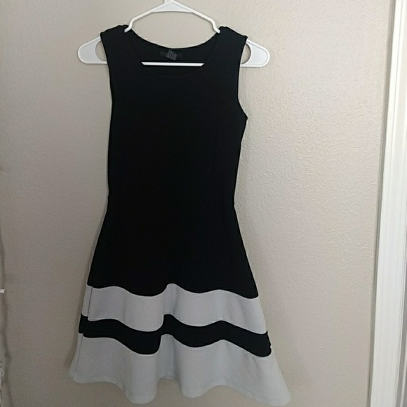 Adorable, classy black and white striped dress - Picture 1 of 4
